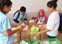 entrega de kits de higiene pessoal a idosos