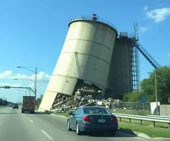 silo desaba sobre carro